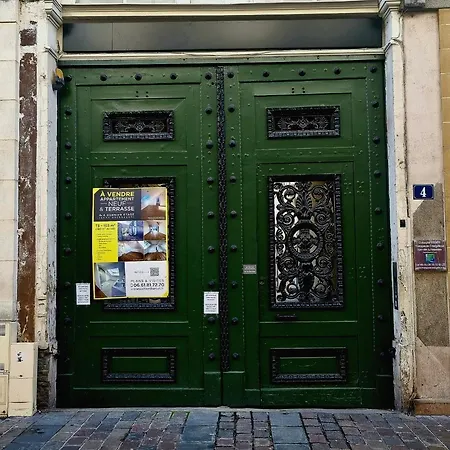 Sweet Nina Jazz Pour 5 Voyageurs, Situe A La Place De La Republique, Avec Parking Et Lit Queen Size Daire Le Mans